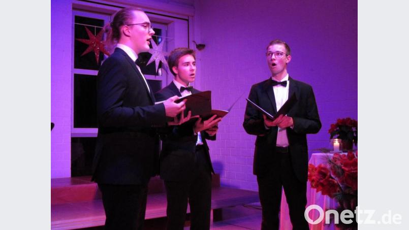 Maximilian Schramm, Samuel Weiher und Simon Buschmann (von links) brillierten als Männer-Dreigesang. Bild: aks