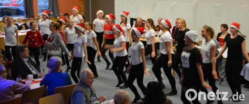 Begeistert waren die Gäste der AWO-Weihnachtsfeier von den vorweihnachtlichen Tänzen, Geschichten und Texten der Mädchen der Junioren- und der Bambini-Garde. Bild: weu