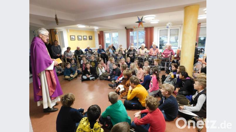 Eine Wortgottesfeier für Kinder und Senioren feiert Pfarrer Georg Hartl (links) vor dem Beginn des Krippenspiels der Schulkinder. Bild: fjo