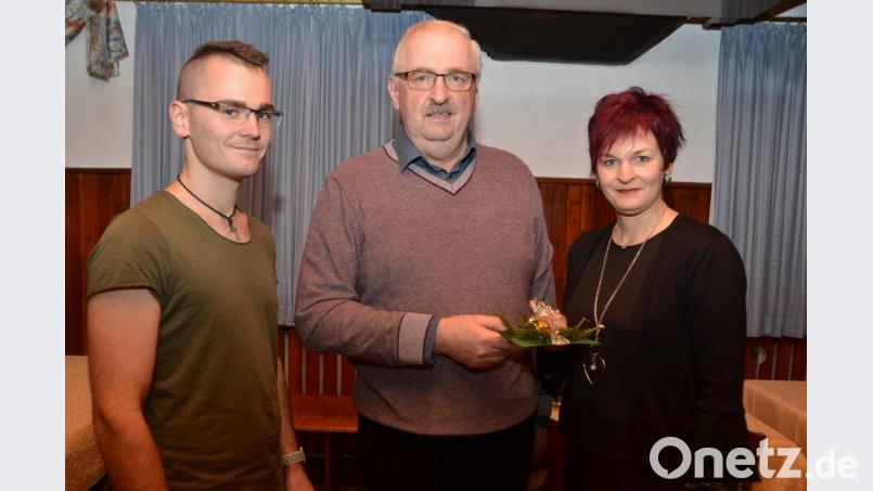 Heike (rechts) und Julian Schön (links) klinkten sich heuer in die Benefizspendenaktion für die Kinderkrebshilfe in der Region Oberpfalz Nord ein und überreichten an Herbert Putzer den großartigen Betrag von 1500 Euro. Bild: dob