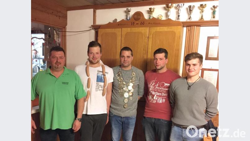 Vorsitzender Gerald Brenner bleibt Vereinsmeister beim Spickerverein &quot;Silberpfeil&quot;. Er gratuliert Maximilian Mack, Manuel Hilpert, Florian Mack und Maximilian Fuchs (von links) zu ihren Titeln. Bild: fjo