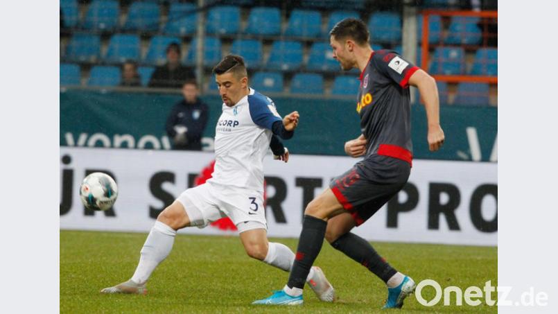 Der Bochumer Danilo Soares (links) und der Regensburger Andreas Albers kämpfen um den Ball. Bild: Roland Weihrauch/dpa