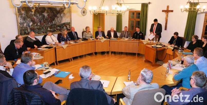 Lange Zeit sitzen die Räte harmonisch beisammen. Dann kommt es während des Rückblickes des Fraktionssprechers der Linken zum Eklat. Ein Teil des Rates verlässt gar demonstrativ den Sitzungssaal. Bild: do
