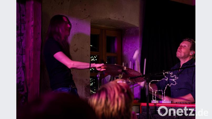 Witzige Anekdoten, gute Musik und jede Menge gute Stimmung bei Claudia Korecks Weihnachtskonzert. Bild: pml
