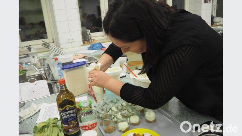 Mit dem Spritzbeutel lassen sich die Schichten im Dessertglas sauber einfüllen. Bild: bl