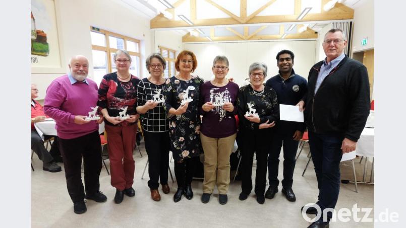 Der Vorsitzende des Seniorenkreises Stulln, Helmut Kramer (rechts), ist stolz auf das engagierte Unterstützungsteam für Veranstaltungen Anton Hartl, Sieglinde Schottenheim, Rosemarie Höreth, Irmgard Prechtl, Dagmar Lula und Hildegard Gerl (von links) sowie geistlicher Begleiter Pfarrvikar Joseph Kokkoth. Bild: ohr