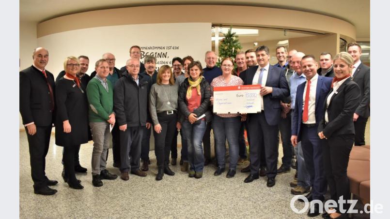 Viele Vereinsvertreter können Spenden der Sparkasse von Vorstandsvorsitzendem Josef Pflaum (links) entgegennehmen. Bild: rgr