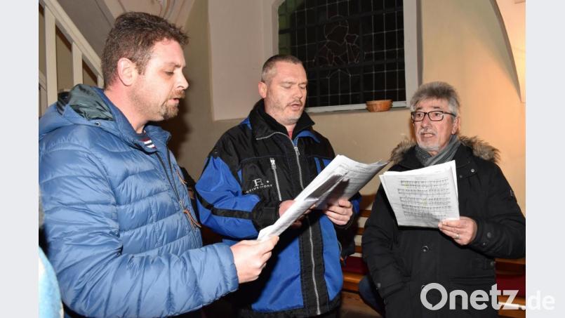 Der Dreigesang (von links Dominik Weiß, Clemens Lindner und Lorenz Geitner) brachte Lieder in Dialektform zu Gehör. Bild: no