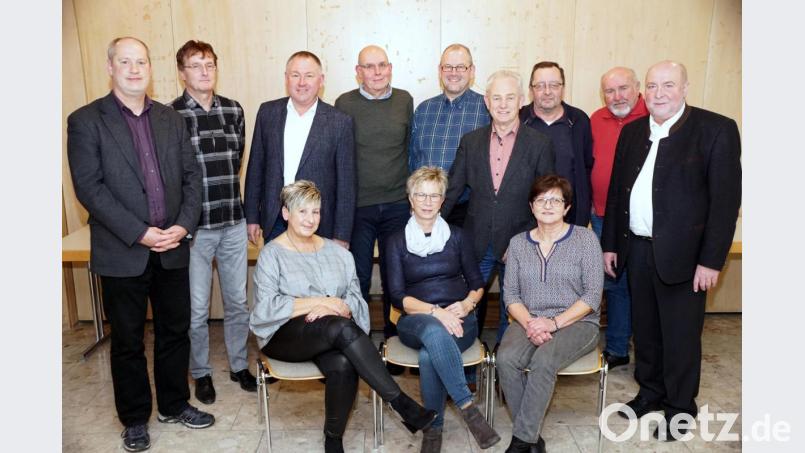 Für die SPD in den Ring steigen (vorne, von links) Sabine Kreuzer, Ursula Schuster und Anneliese Hautmann sowie (stehend, von links) Thomas Döhla, Josef Ditscheck, Gerhard Tretter, Anton Dornheim, Markus Schraml, Alfred Schuster, Gustav Storm, Willy Merkl und Peter Merkl. Bild: bkr