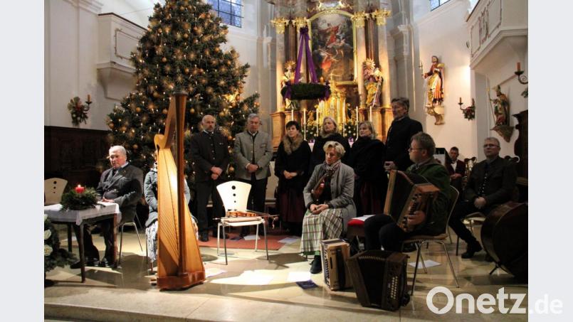 Den Salzburger Bergadvent brachte die Kirchenverwaltung von St. Georg in die Kreisstadt. Hochkarätige Volksmusikantengruppen aus Österreich, die Neustädter Turmbläser und Bertram Erhardt als Organisator und Sprecher boten den Zuhörern in der ausverkauften Stadtpfarrkirche St. Georg ein Adventsingen auf höchstem musikalischen Niveau. Bild: prh