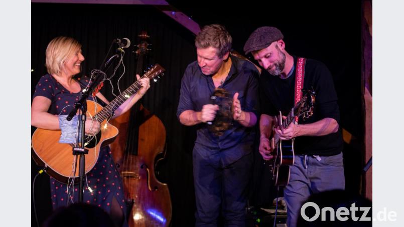 Witzige Geschichten, hervorragende Musik und jede Menge gute Stimmung präsentiert Claudia Koreck beim Weihnachtskonzert im Schafferhof. Bild: pml