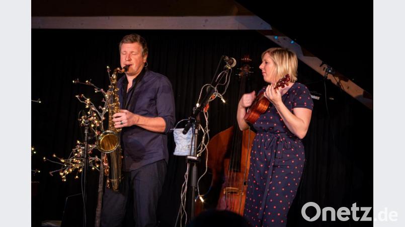 Witzige Anekdoten, gute Musik und jede Menge gute Stimmung bei Claudia Korecks Weihnachtskonzert. Bild: pml