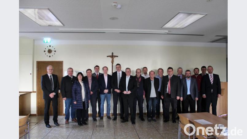 Heinrich Aumer (links) und Wilhelm Köckeis (Sechster von rechts) und deren Kollegen von der Telekom informierten Landrat Thomas Ebeling und die beteiligten Bürgermeister über das weitere Vorgehen zum Breitbandausbau im Landkreis Schwandorf. Bild: exb/Dominik Hauser