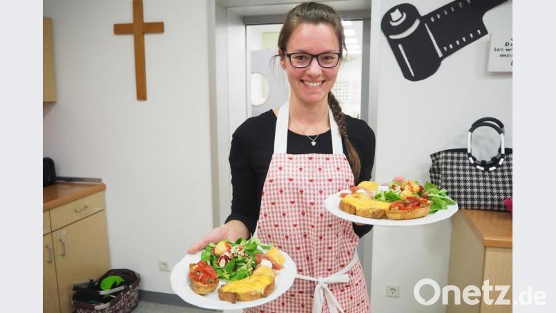 Nach zwei Stunden Vorbereitung sind alle Gänge komplett und der Vorspeisenteller mit Bruschetta, Käse-Snack. Chilli-Spießchen sowie festlichen Himbeer-Ziegenkäse-Salat kann serviert werden. Karina Hellerbrand packt mit an. Bild: bl