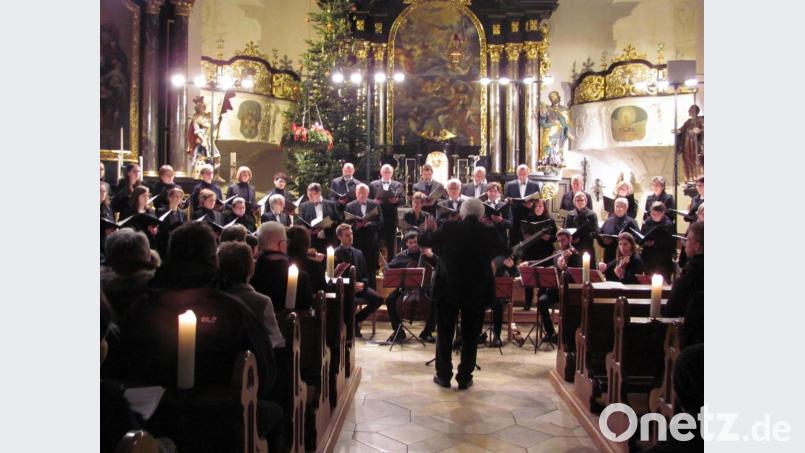 Kabinettstücke musikalischer Weihnachtsverkündigung präsentieren in der Pressather Stadtpfarrkirche das spanische Instrumentalensemble „La Melanzana“ und die Chorgemeinschaft St. Georg. Bild: rbr