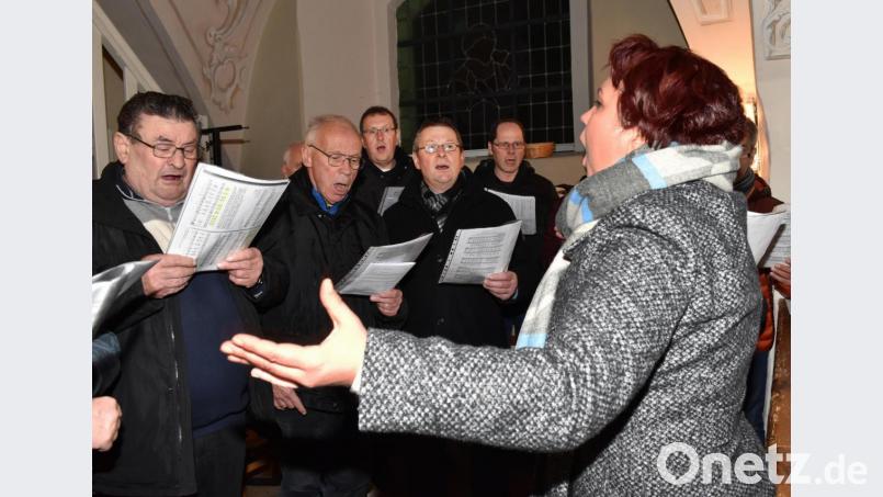 Temperamentvoll dirigierte Shana Ibler den Männergesangverein. Bild: no