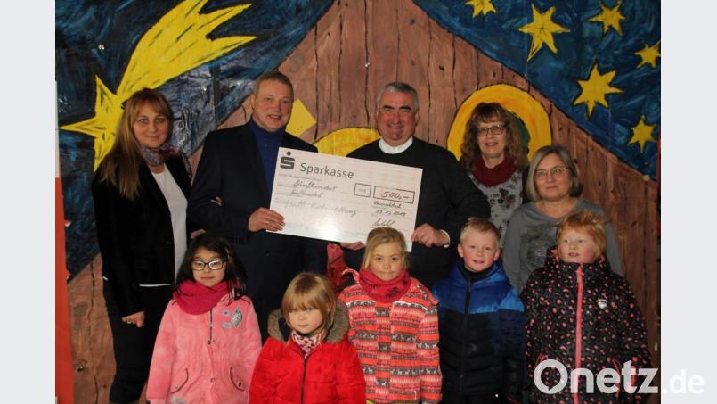 Zhanna und Herbert Uschold (links) übergaben im Oberviechtacher Kindergarten an Stadtpfarrer Alfons Kaufmann und (von rechts) Christa Welnhofer und Hildegard Nirschl den stolzen Betrag von 500 Euro, worüber sich auch die Kinder (vorne) sehr freuten. Bild: frd