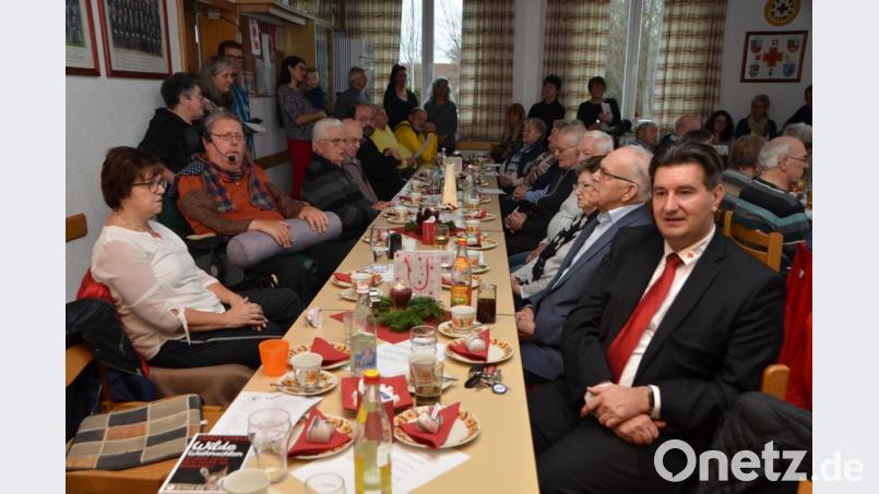 Im Rotkreuzhaus feierten die Patienten der BRK-Hauskrankenpflege einen besinnlichen Nachmittag. Kreisgeschäftsführer Sandro Galitzdörfer (rechts) freute sich auf diesen Nachmittag mit den Senioren. Bild: dob