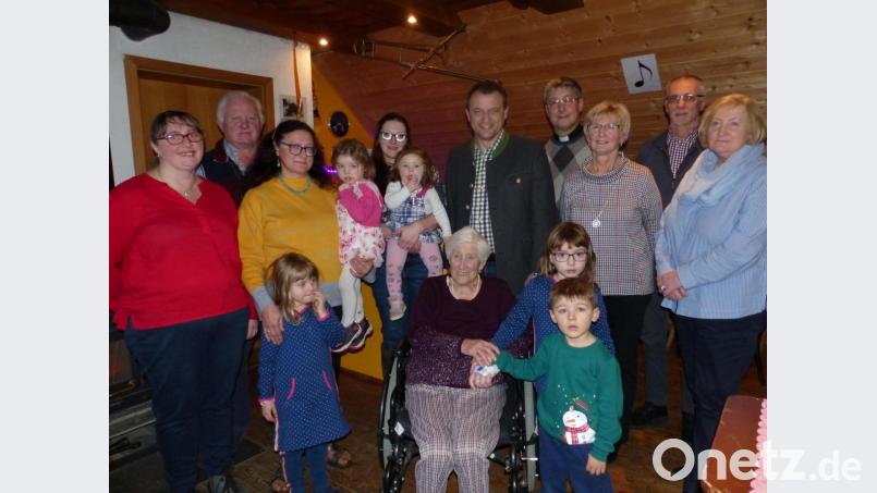 Die zufriedene Jubilarin, die „Kramere“ von Wittschau (sitzend), freut sich über die Glückwünsche von Bürgermeister, Pfarrer, Kindern, Enkeln und Urenkeln. Bild: sl