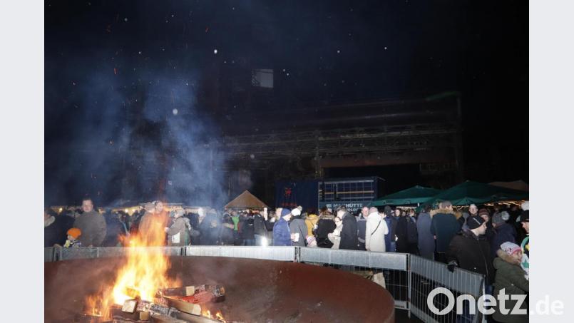 Die mächtige Feuerschale bildet das Zentrum des Marktes auf der Plaza. Bild: mfh