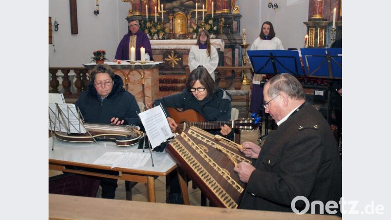 Die Stubenmusik – (von links) Imgard Dirmeier/Zither, Inge Rogenhofer/Gitarre und Bruder Georg Beyerl/Hackbrett. Bild: sön