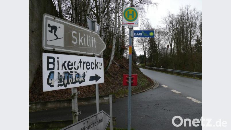 Das Ende der Skianlage Schloppach (im Bild der Wegweiser an der Abzweigung in Hundsbach) in der bisherigen Form ist besiegelt. Die Veränderung war auch in der Dezember-Sitzung des Stadtrats ein Thema. Bild: kgg