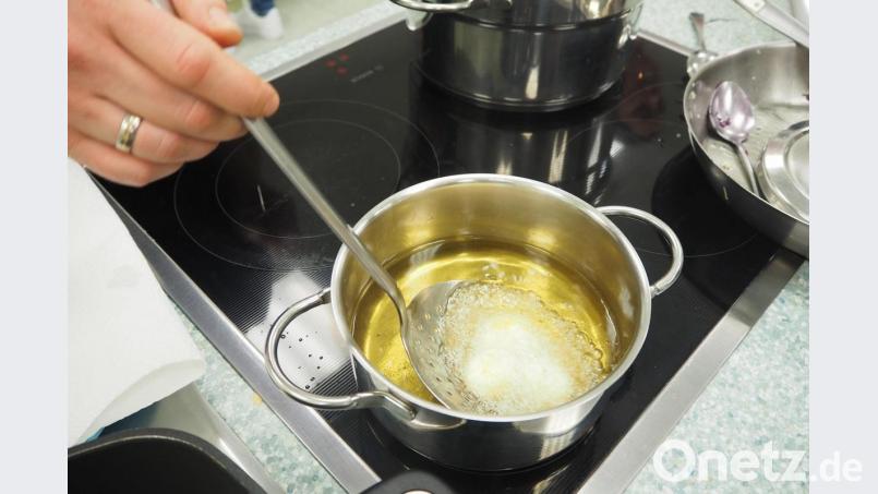 Raffiniert: Die Ziegenkäsebällchen werden paniert und dann im Fett frittiert. Bild: bl