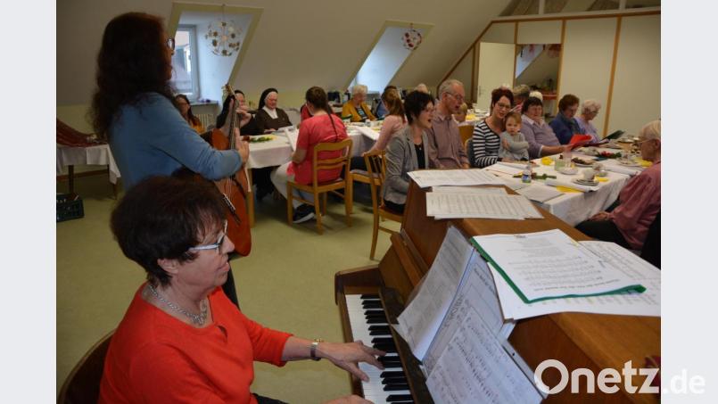 Margot Sölch (links) und Monika Kunz begleiteten die Lieder auf dem Klavier und der Gitarre. Beide ehemaligen Lehrerinnen gaben musikalisch den Ton an, als die Reihe „Alt singt mit Jung“ jetzt im Theresianum Station machte. Das Interesse war so groß, dass kein Stuhl leer blieb. Bild: jr