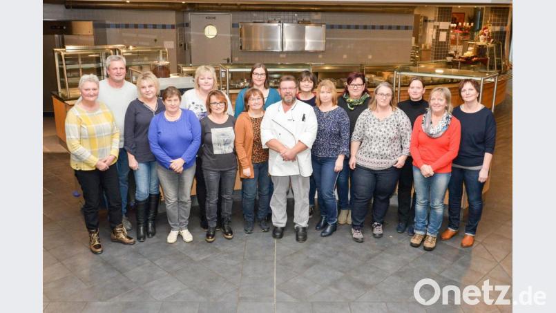 Die Küchenprofis der Bereitschaftspolizei zeigt das Bild mit ihrem scheidenden Chefkoch Peter Liedtke (Mitte). Bild: exb