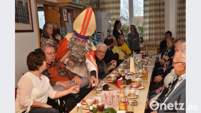 Im Rotkreuzhaus feierten die Patienten der BRK-Hauskrankenpflege einen besinnlichen Nachmittag. Auch der Nikolaus schaute mit kleinen Gaben vorbei. Bild: dob
