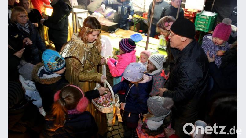 Viel zu tun hatte das Flosser Christkind Patricia Paukner. Bild: mef