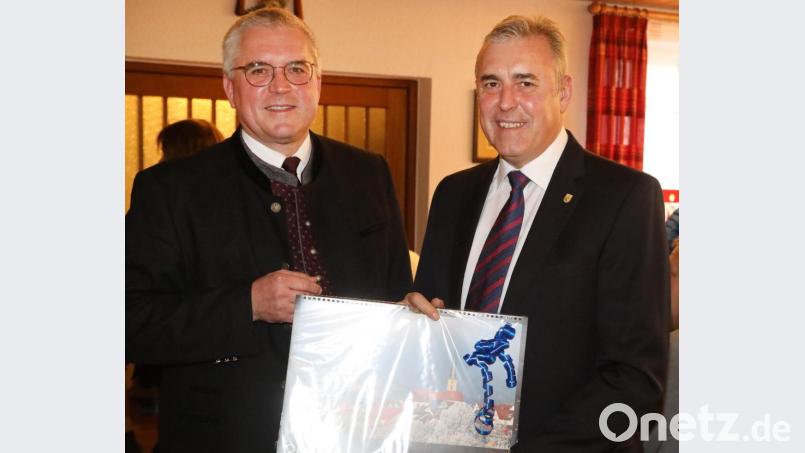 Aus der Partnerstadt Grünsfeld ist Bürgermeister Joachim Markert (rechts) gekommen, um seinem Amtskollegen zu gratulieren. Bild: GERHARD GOETZ