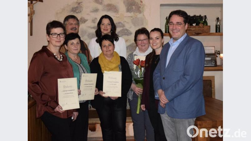 Ehrungen und Abschied: Andrea Schinner, Margit Ostermeier, Albert Kiener, Margot Schödel, Gisela Lippert, Rosemarie Forster, Kathrin Hofstetter und Dr. Christian Glöckner vom Asklepios-Krankenhaus (von links). Bild: exb/ Andrea Zach