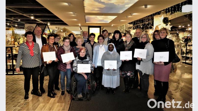 Glücklich nahmen die Vertreter der zwölf Organisationen und Kirchen die Spenden entgegen, die ihnen Liselotte Kulzer und ihr Sohn Jörg Kulzer (von links) bei einer kleinen Feier überreichten. Bild: ubb