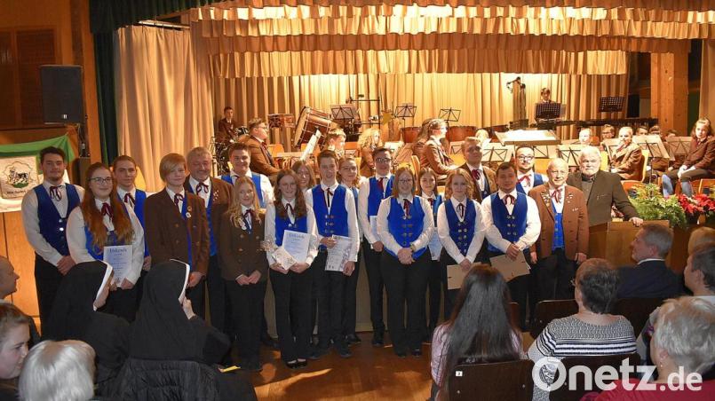 Der stellvertretende Vorsitzende der Knabenkapelle Günther Cermak (Fünfter von links), Ferdinand Münch, der stellvertretende Bezirksvorsitzende der Oberpfalz im Nordbayerischen Musikbund (rechts), Vorsitzender Elmar Hamerla (Zweiter von rechts) und sein Sohn Patrick Hamerla, geehrt für 500 Einsätze mit der Knabenkapelle Auerbach (Vierter von rechts). Bild: sck
