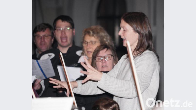 Dirigentin Manuela Grünauer (rechts) bei den Proben. Bild: fvo