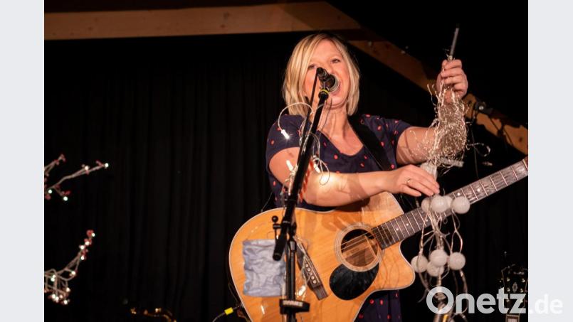 Witzige Anekdoten, gute Musik und jede Menge gute Stimmung bei Claudia Korecks Weihnachtskonzert. Bild: pml