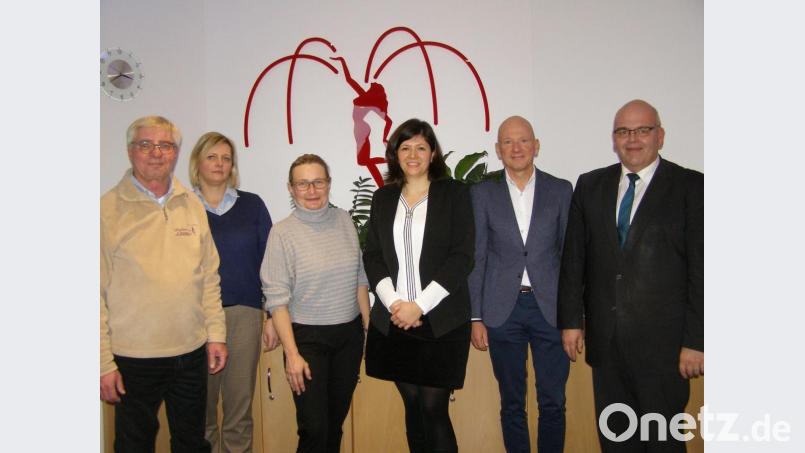Christina Gebel ist neue Leiterin des Appartement-Hotels an der Kurallee. Von links Gerhard Geiger und Barbara Bannert von der Werkleitung des Kurmittelhauses, Ursula Stingl von der Gästeinfo, Hotelchefin Christina Gebel sowie Geschäftsführer Bernd Büsching und Bürgermeister Klaus Meyer. Bild: pz