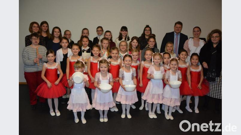 Gesanglich und tänzerisch machten sich jetzt die Schüler der Musikklasse von Brigitte Kreuzer (rechts) und die Ballettmäuse von Sylvia Brauneis (Zweite von rechts) auf den Weg zur Krippe. Zweiter Bürgermeister Stefan Grillmeier (Dritter von rechts) überbrachte den Dank der Stadt Mitterteich und gratulierte der Kreismusikschule zu ihrem Nachwuchs. Bild: jr