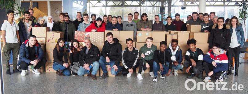 In der Eingangshalle der Europaberufsschule sind die Rumänienpakete aufgestellt, bevor sie
in in den Johanniter-Weihnachtstruck getragen werden. Bild: Bühner