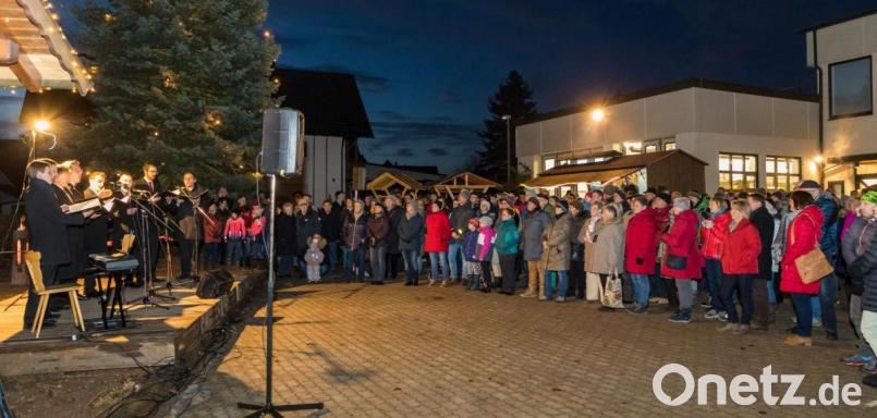 Rund 400 Besucher erleben auf dem Feuerwehrhof beim Konzert des Ensembles 1Klang eine beeindruckende Einstimmung auf Weihnachten. Die Zuhörer feiern die acht Sänger mit minutenlangem Applaus und lautstarken Bravo- und Zugabe-Rufen. Bild: u