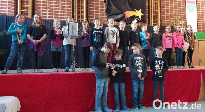Die Kinder genießen den Advent in ihrer Schule. Bild: Grundschule Krummennaab/exb