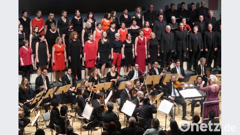 Wieder gemeinsam auf einer Bühne: Singing Witt und das Hofer Symphonieorchester unter der Gesamtleitung von Stefanie Zühlke-Schmidt. Bild: Kunz