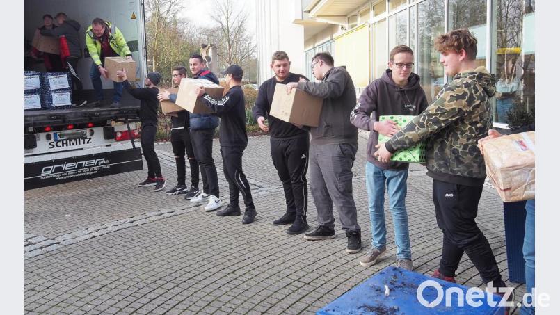 Transportkette der Berufsschüler für die Rumänienpakete Bild: Bühner