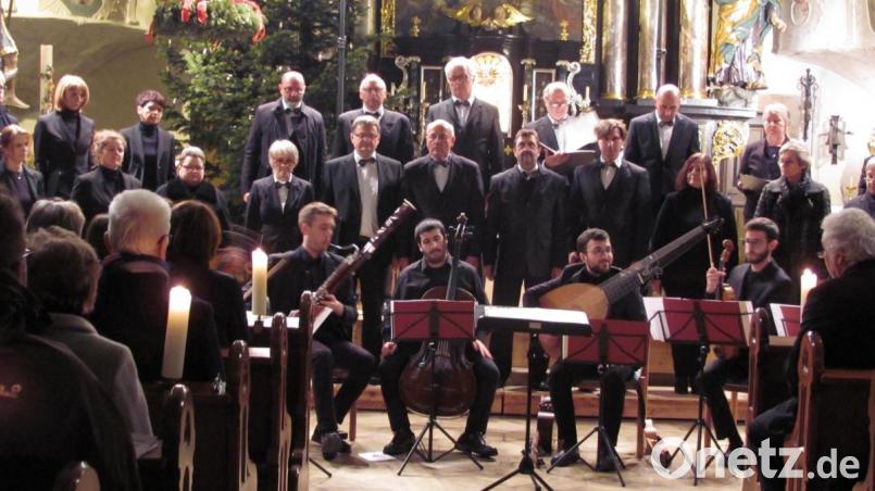 Kabinettstücke musikalischer Weihnachtsverkündigung präsentierten in der Pressather Stadtpfarrkirche das spanische Instrumentalensemble „La Melanzana“ und die Chorgemeinschaft St. Georg mit mitreißenden. Bild: rbr
