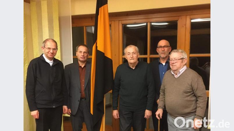 Beim Kolpinggedenktag ist die Ehrung treuer Mitglieder ein Höhepunkt (von links): Pfarrer und Präses Johann Hofmann, stellvertretender Vorsitzender Lothar Meier, Claus Glombitza (65 Jahre), Vorsitzender Siegfried Schorner und Arthur Gleich (40 Jahre). Bild: u