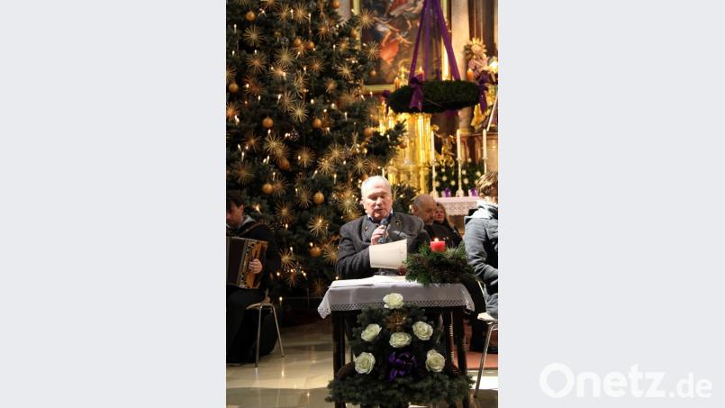 Ausdruckstark mit heiteren und besinnlichen Texten sorgte Sprecher und Organisator Bertram Erhardt für Auflockerung zwischen den einzelnen Stücken. Vom Überschuss aus dem Adventsingen schafft die Kirchenverwaltung neue Gebet- und Gesangbücher für die Pfarreiengemeinschaft an. Bild: prh