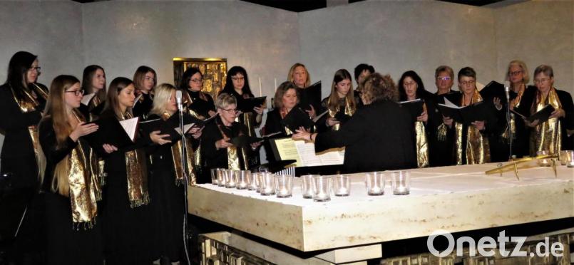 Brigitte Kreuzer dirigierte ihren Chor sowie die Instrumetnalisten und die Flötenspielerinnen wie immer souverän in der Profiklasse. Bild: ubb