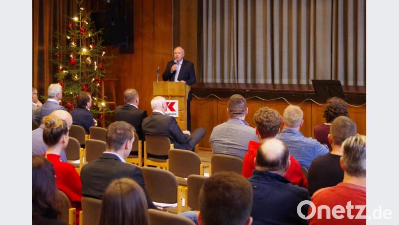 Geschäftsführer Bernd Fürbringer dankte in seiner Ansprache den Mitarbeitern für ihren Einsatz. Bild: exb