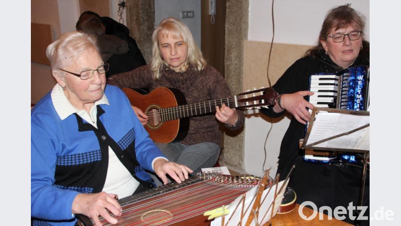 Mit dabei war auch die Wondreber Stubenmusik, die unter anderem besinnliche Landler zum Besten gaben. Bild: kro